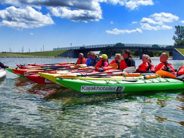 Glade kursister på vandet en varm sommer dag